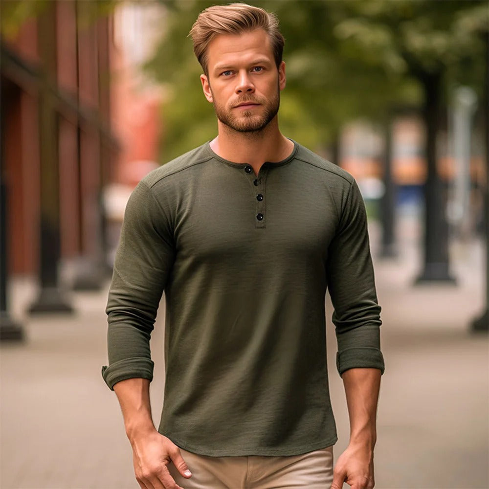 Premium langermet Henley t-skjorte, slitesterk og pustende for optimal herrekomfort og stil.