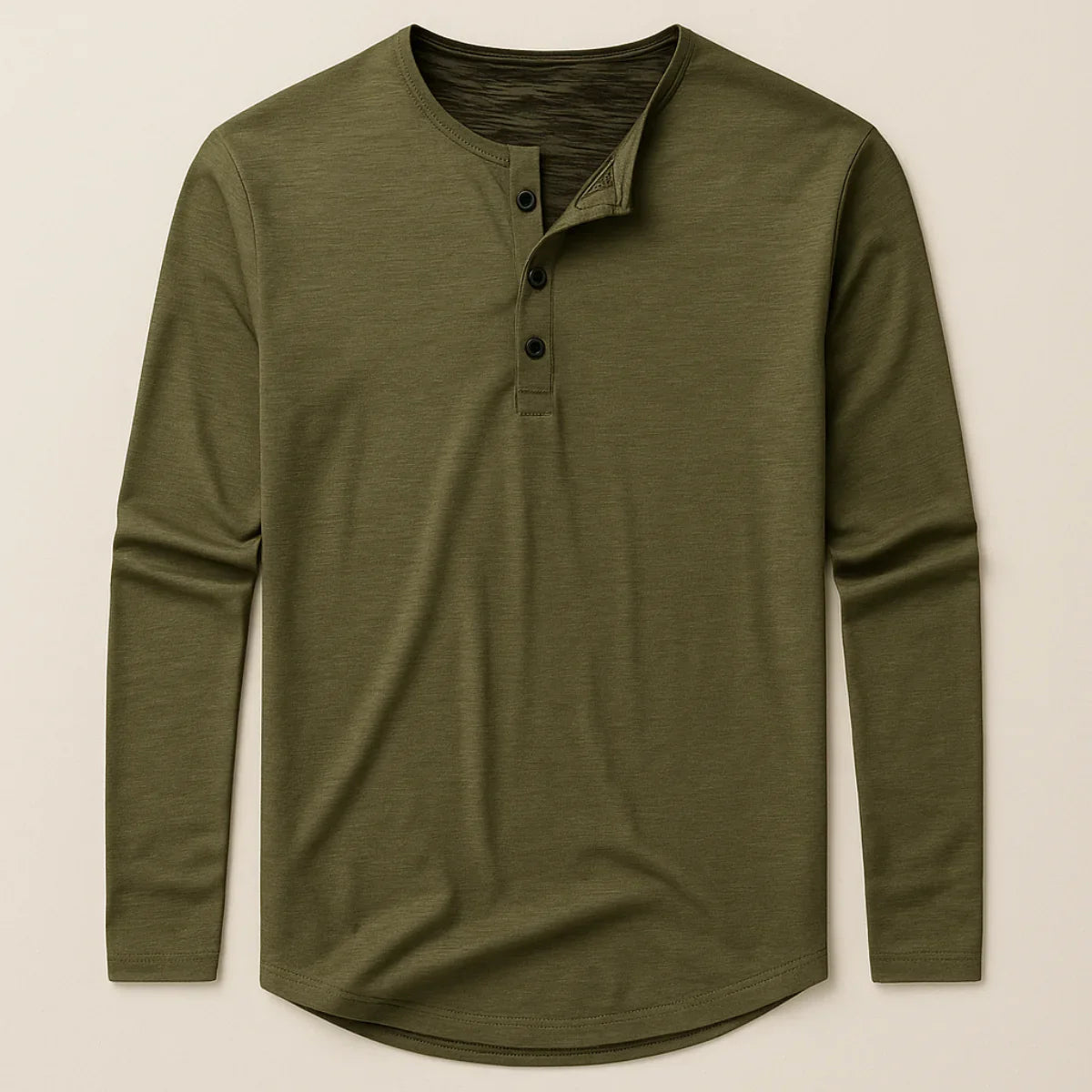 Myk bomullspolo for herre, langermet med pen båndkrage. Perfekt for en casual look.