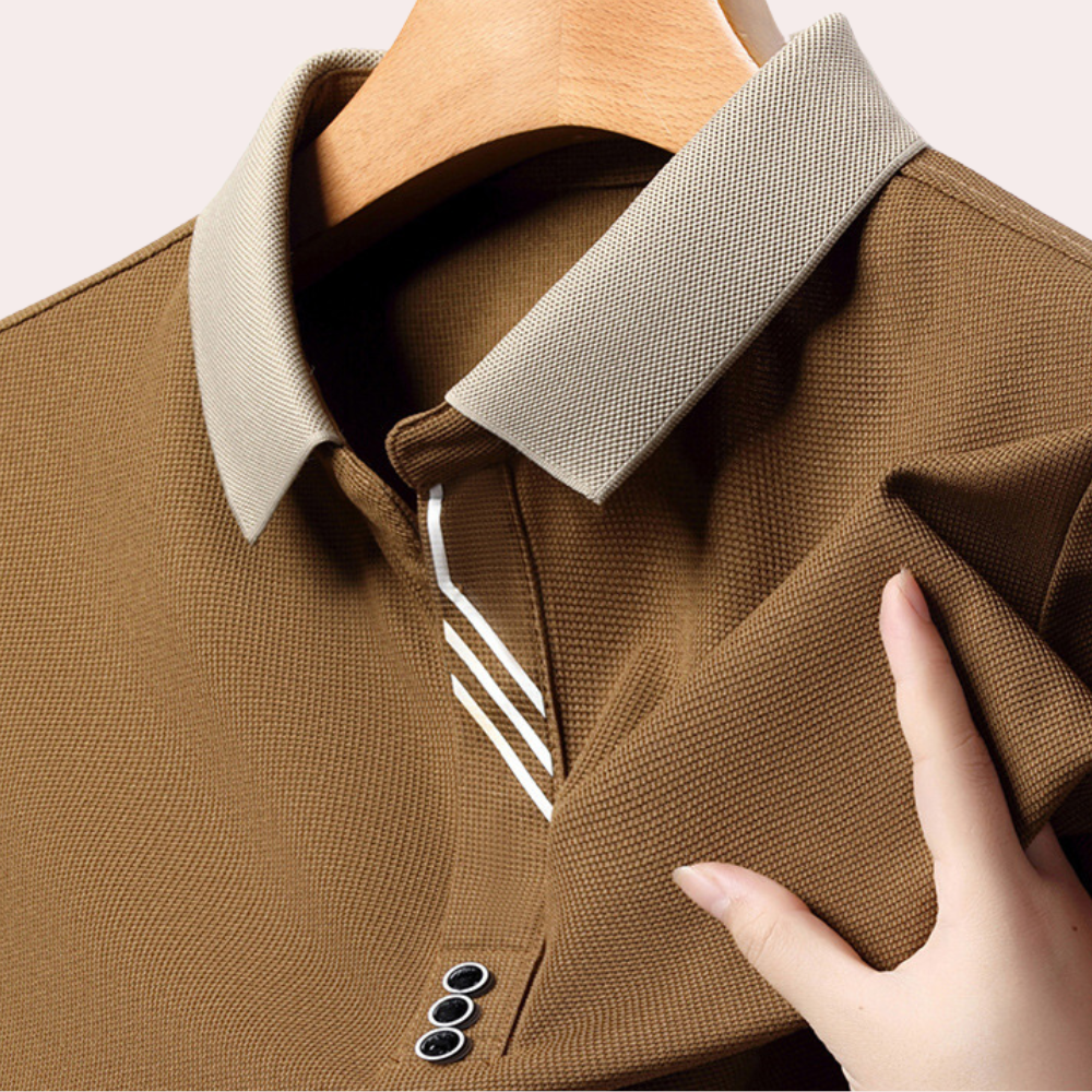 Elegant marineblå langermet poloshirt for menn. Perfekt for en sofistikert, men avslappet look.