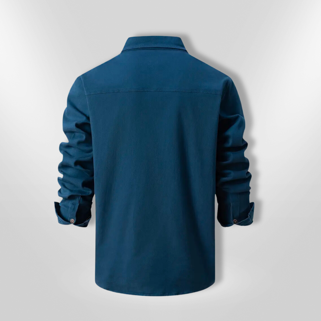 Elegant langermet slim fit skjorte for menn med brystlommer. En slitesterk og stilig herreskjorte.