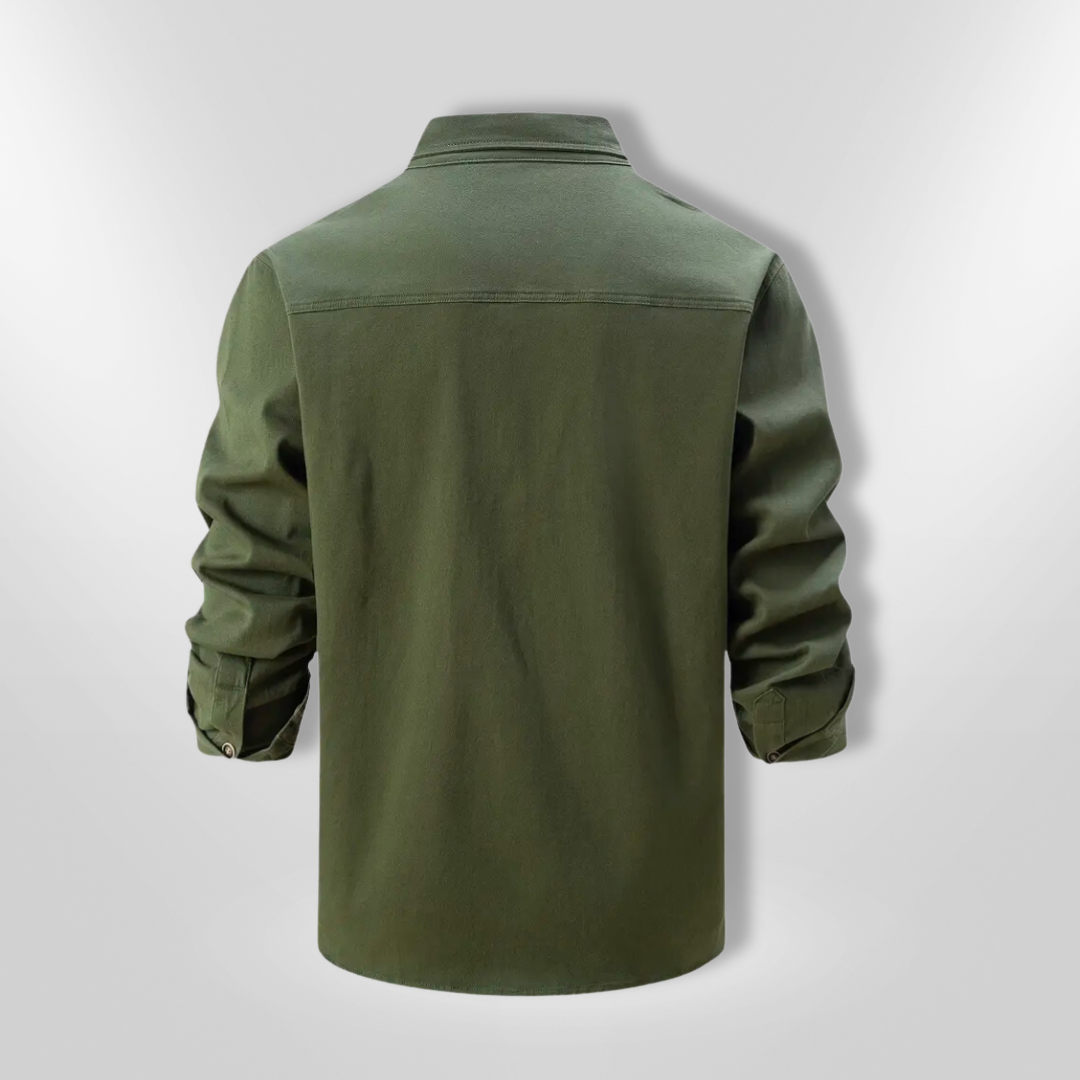 Klassisk slim fit herreskjorte med lange ermer for en moderne look. Perfekt for formell eller hverdagslig stil.