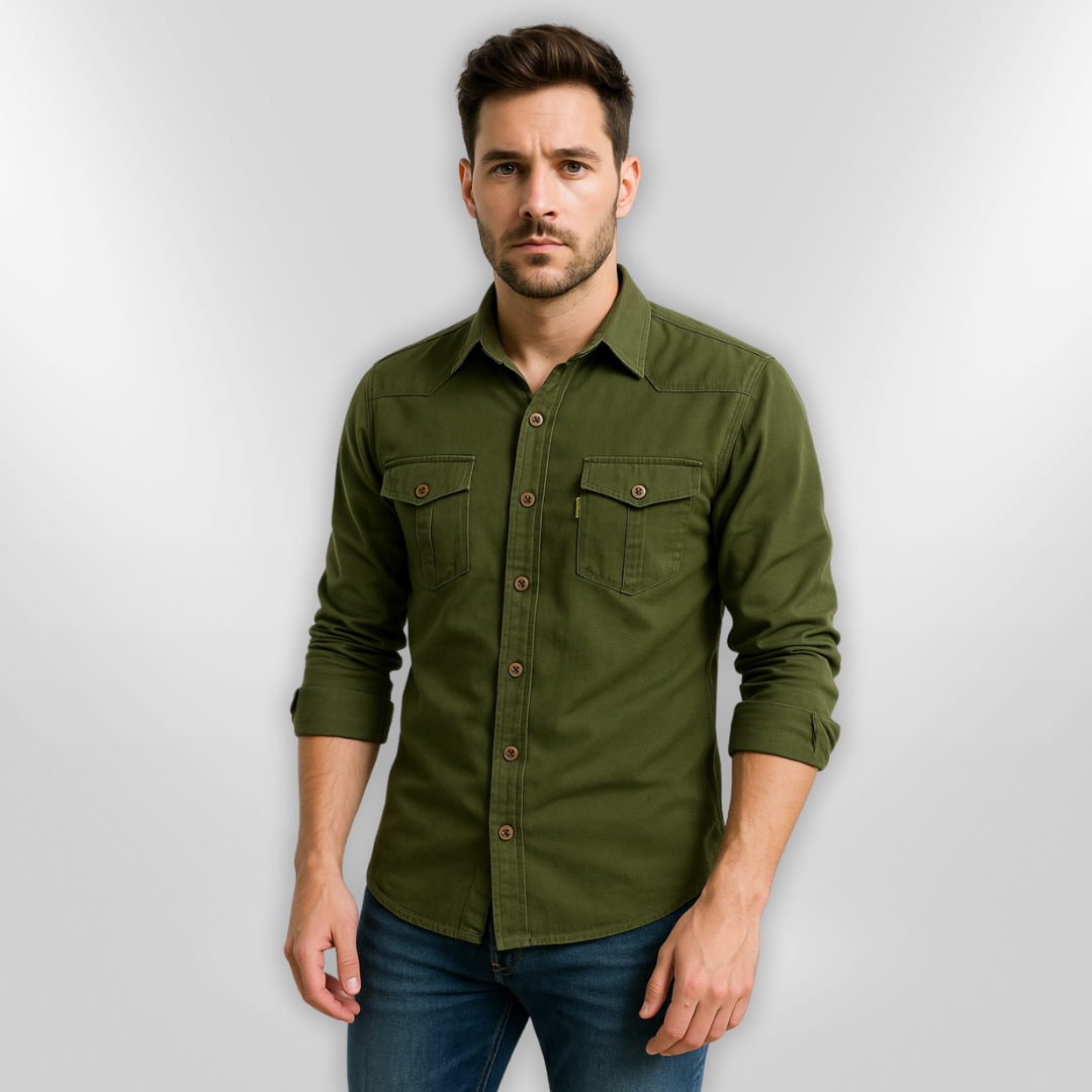 Menns langermet skjorte med slim fit passform og elegante brystlommer. Perfekt for jobb og fritid.