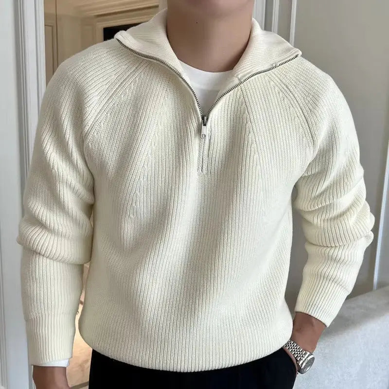 Elegant stripet herregenser med kvart glidelås og god passform. Tidløs langermet trøye for menn.