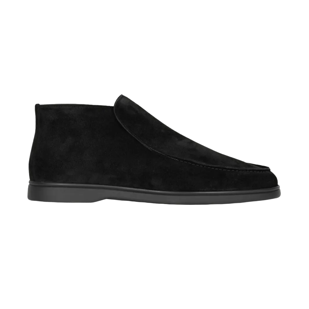 Klassiske svarte herre loafers sett forfra, en tidløs og uunnværlig pensko.
