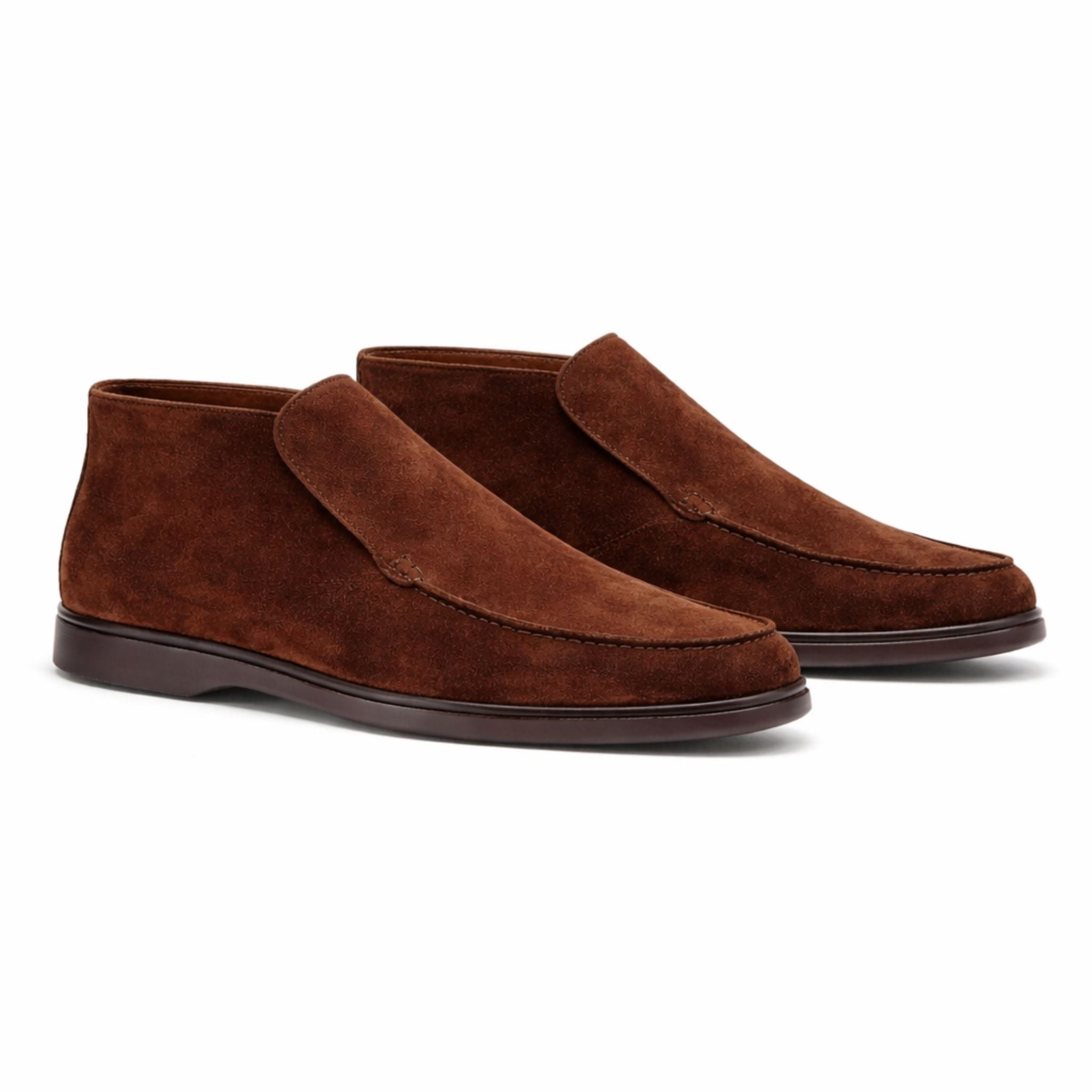 Mann med brune loafers og casual bukser, perfekt for fritid og hverdagsbruk.
