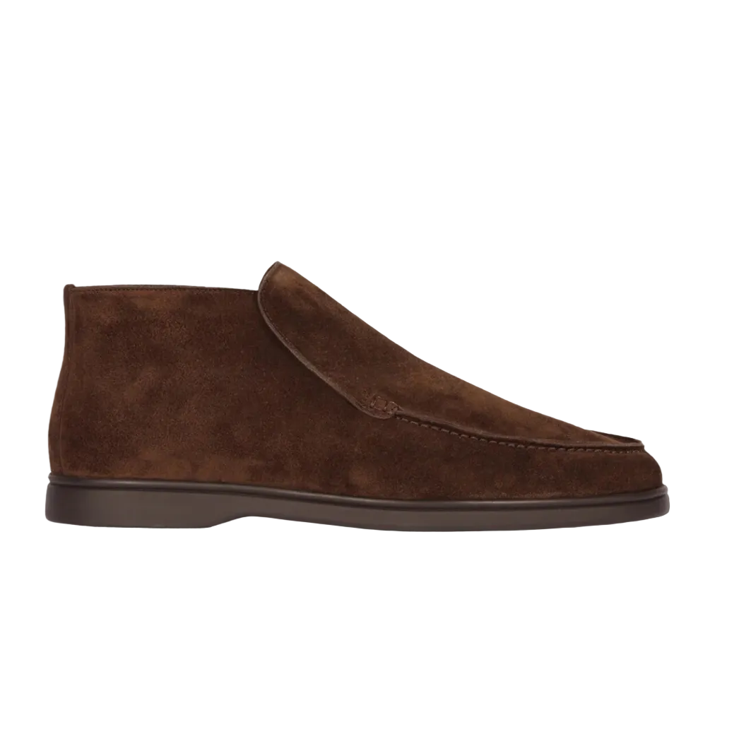 Mann går i byen med komfortable herre loafers, viser fritidssko i urban setting.