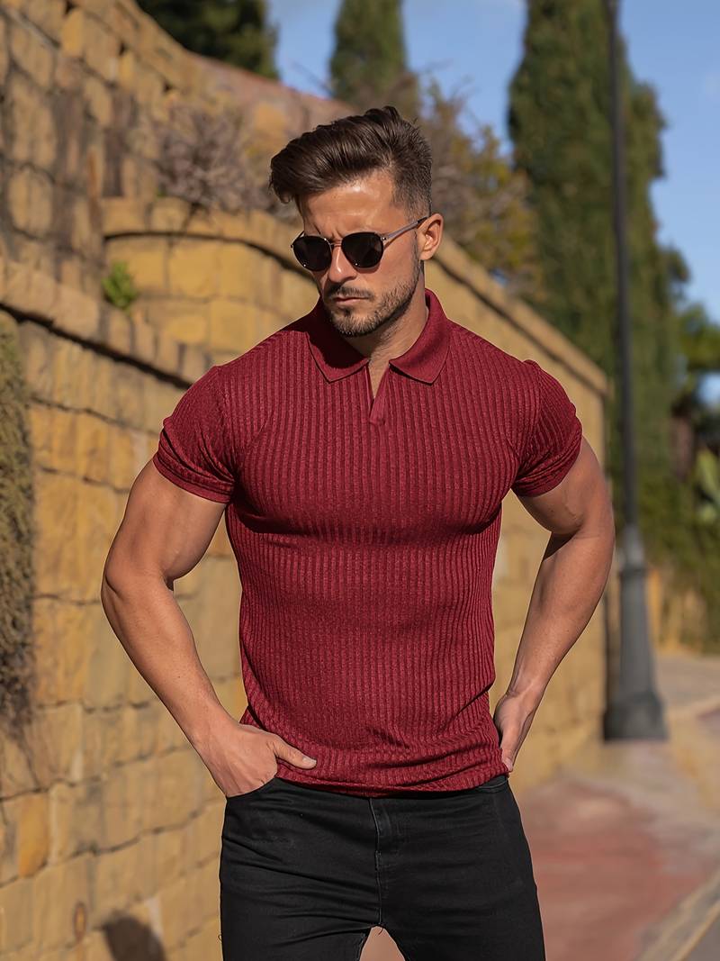 Slim fit herre poloskjorte med korte ermer, ribbet krage. Ideell for casual hverdagsbruk og herremote.