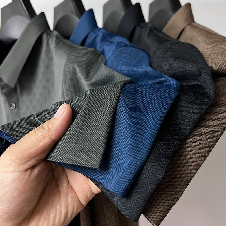 Nærbilde av Nanosilk stoffet på herrepolo skjorten, viser pustende og myk kvalitet for komfortabel bruk.