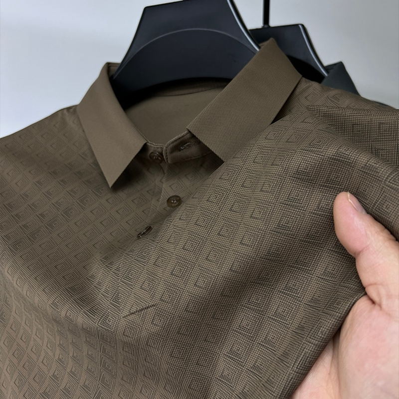 Kvalitets Nanosilk polo skjorte for menn, foldet. Myk, pustende og komfortabel for en elegant stil.