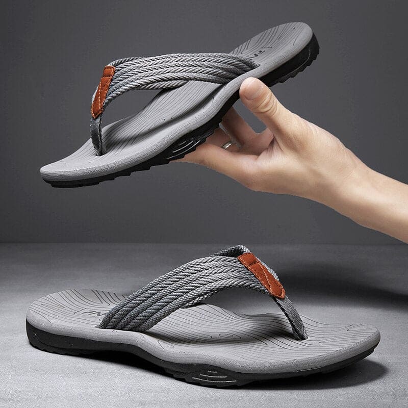 Detalj av pustende materiale i ortopediske herresandaler. Komfortable sommersko med god fotstøtte.