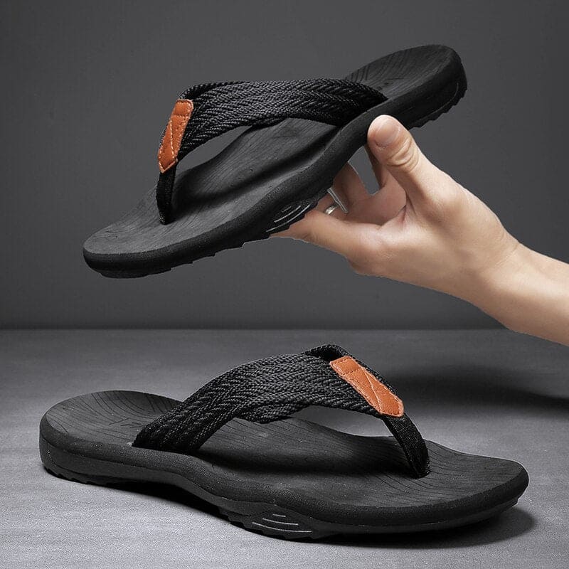 Herresandaler med justerbare stropper for perfekt passform. Ortopedisk støtte for komfortabel hverdagsbruk.