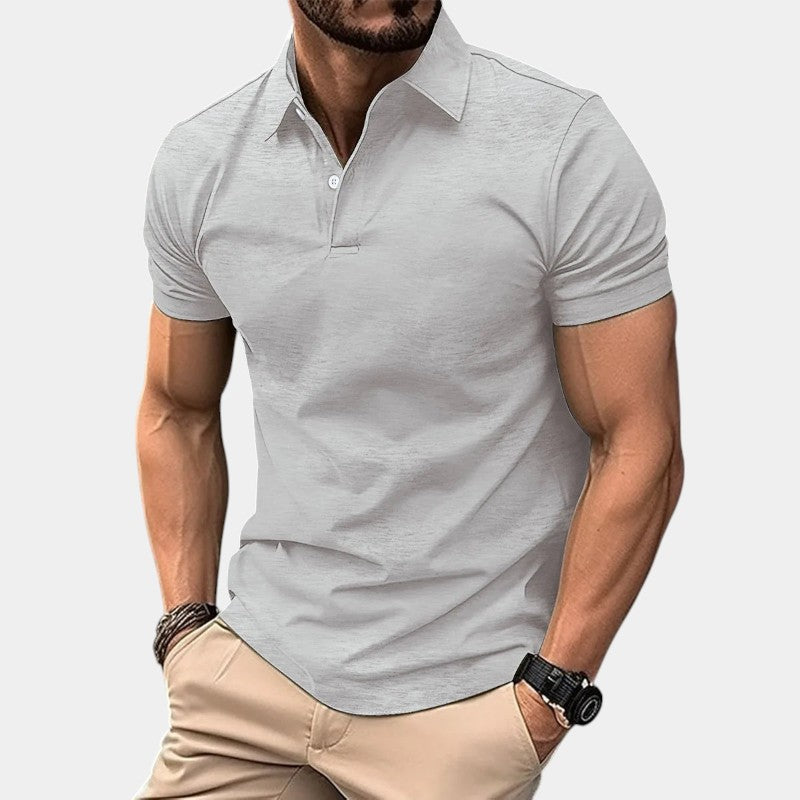 Myk herre polo t-skjorte. Kortermet design med moderne knytedetalj, ideell for sommerdager.