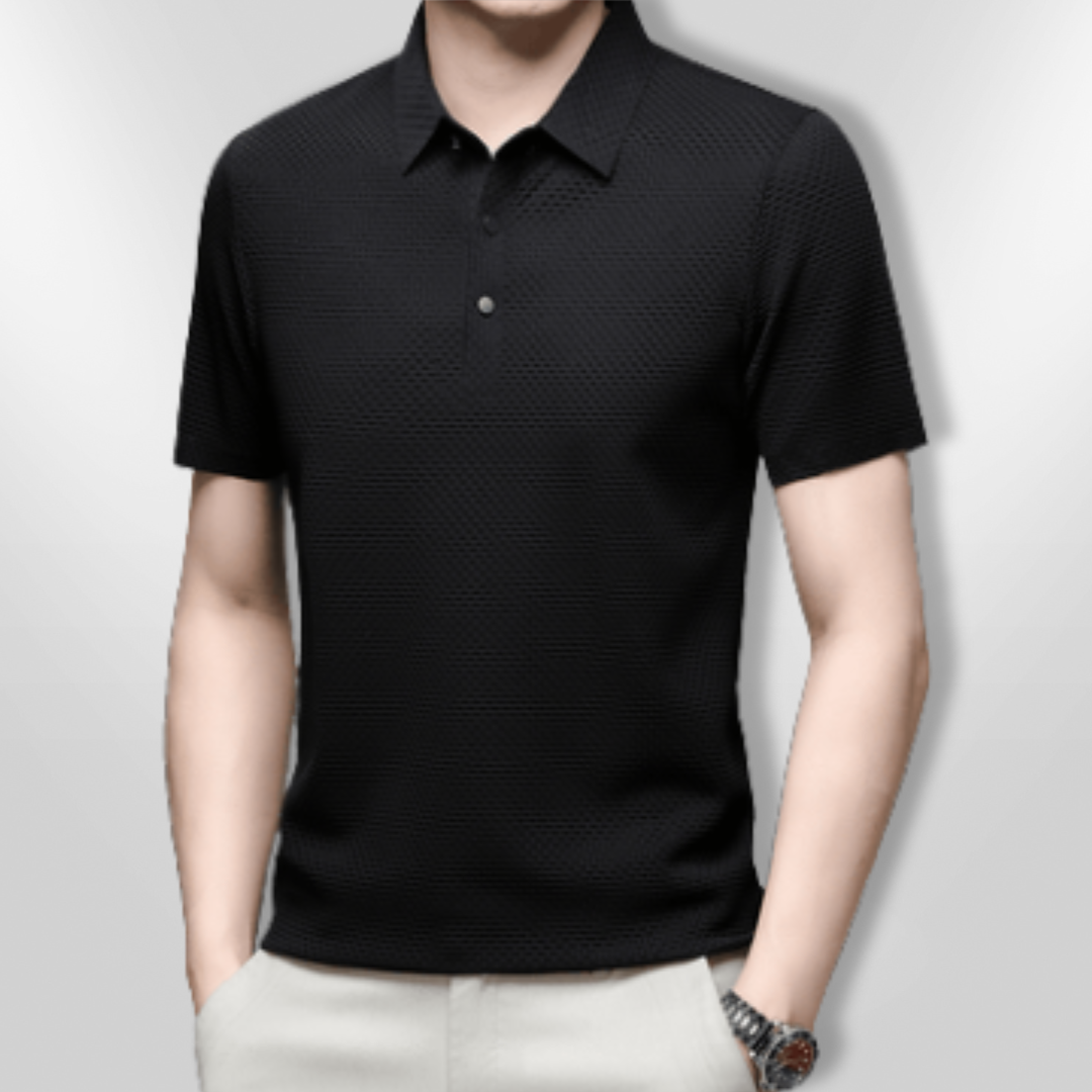 Bakside av elegant herre polo med strukturert design, viser ren linje og allsidighet for herremote.