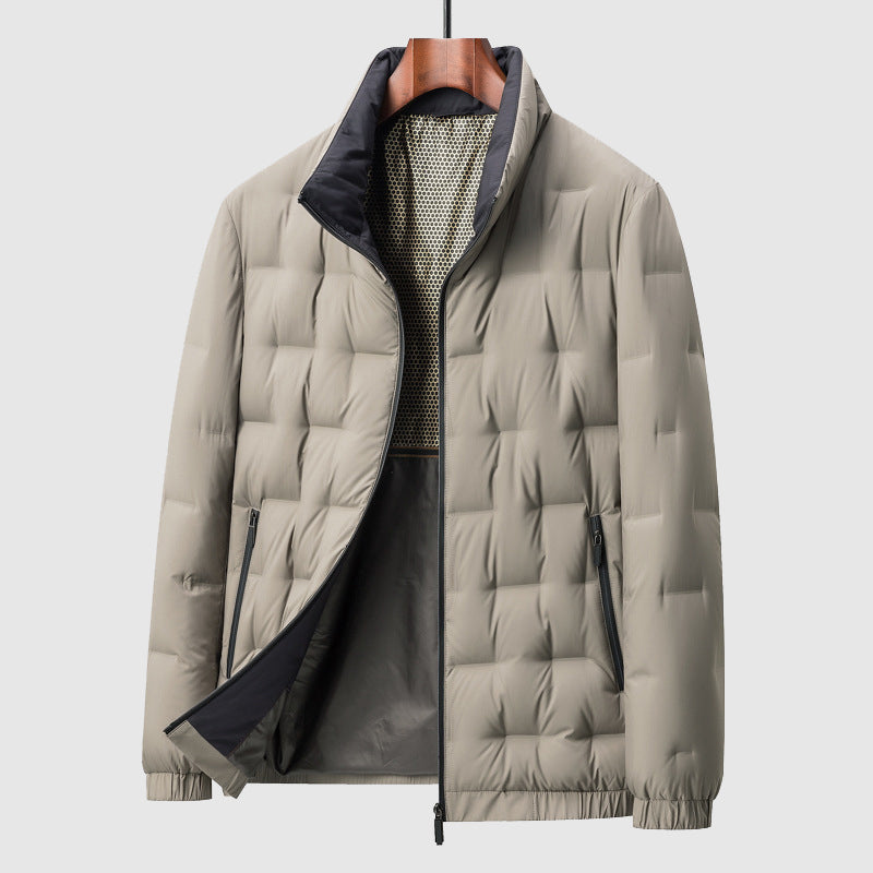 Elegant beige herre quilted jakke. Varm og vindbeskyttende yttertøy med glidelås for utendørs fritid.