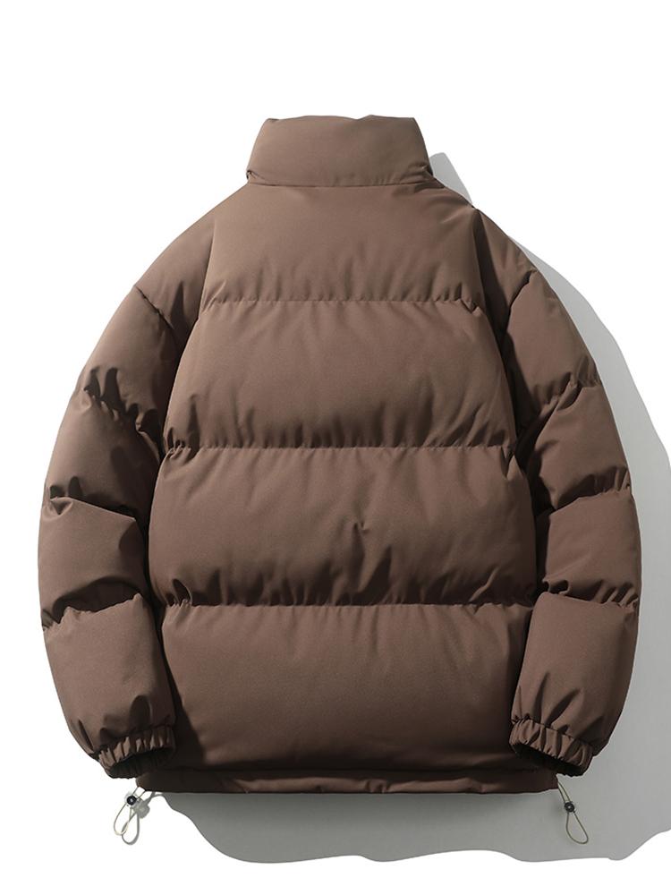 Elegant quiltet herrejakke med høy ståkrage, perfekt for kjølige vinterdager og fritidsbruk.