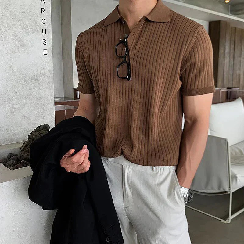 Elegant slim fit poloshjorte til herre, med fin ribbestrikket tekstur og korte ermer for en moderne look.