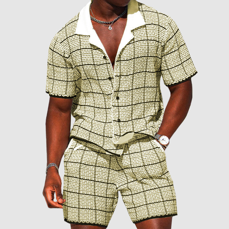 Komfortabelt herresett; rutete kortermet skjorte og matching shorts. Ideelt for sommer og avslappet herremote.