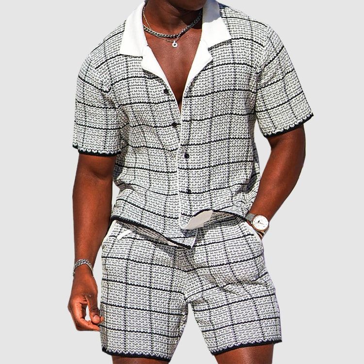 Stilig rutete herresett med kortermet skjorte og shorts. Trendy sommerstil for casual bruk og ferieantrekk.
