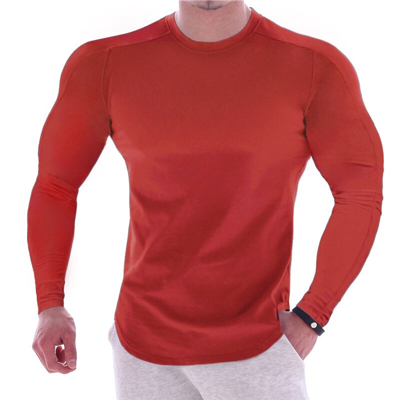 Langermet treningsskjorte for herre i slim fit design. Hurtigtørkende polyester for intensiv trening.