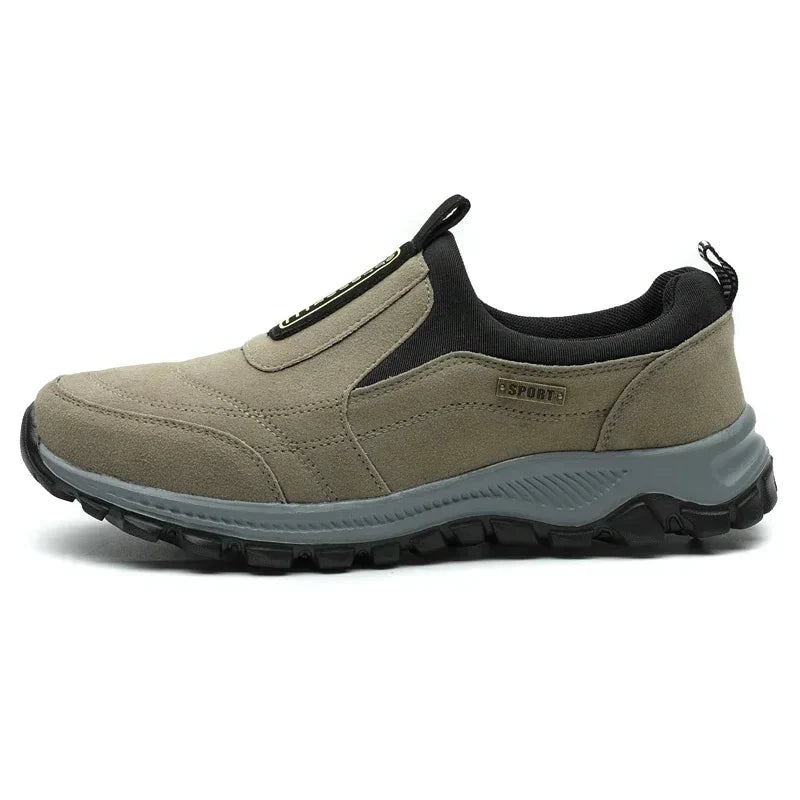 Behagelige herre slip-on tursko i fuskeskinn. Perfekt for utendørs fritidsbruk; pustende og lett på foten.