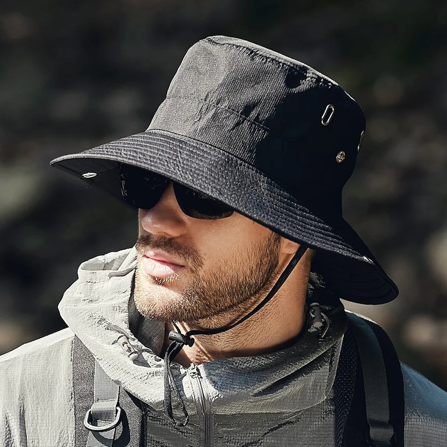 Komfortabel sommerhatt for menn, bred skjerm gir skygge. Passer til turer, fiske og generell utendørs bruk.
