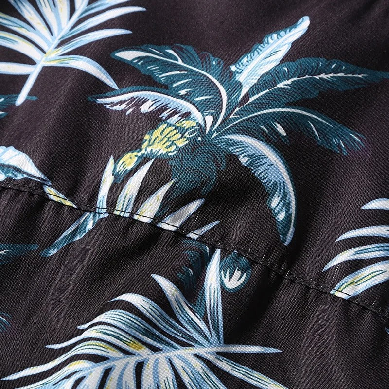 Detaljert strandtrykk på kortermet herre sommerskjorte. Gul, svart, hvit mønstret design.