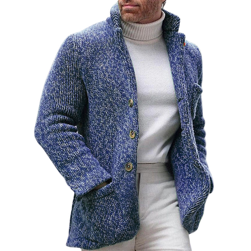 Herre strikket cardigan med chunky tekstur og ståkrage. Komfortabel for høst og vinter.