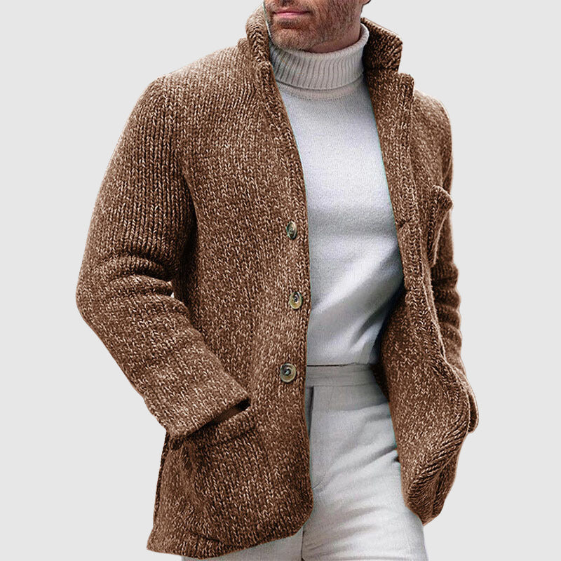 Stilfull herre cardigan i grov strikk med høy ståkrage og knappelukking, perfekt for lag på lag.