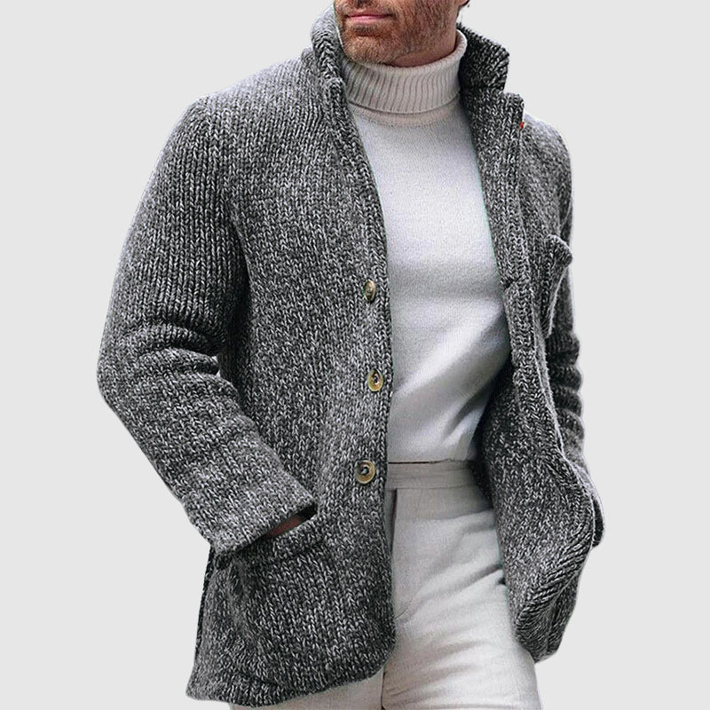 Komfortabel herre cardigan med chunky strikk og ståkrage. Allsidig for casual og smart casual stil.