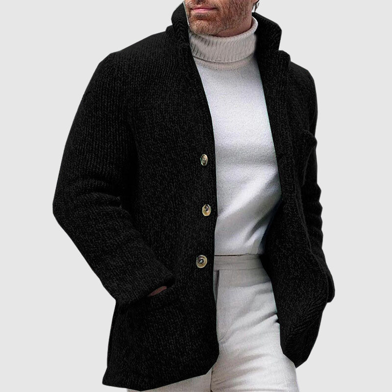 Maskulin strikket cardigan med robust chunky tekstur, ståkrage og knappelukking for kaldere dager.