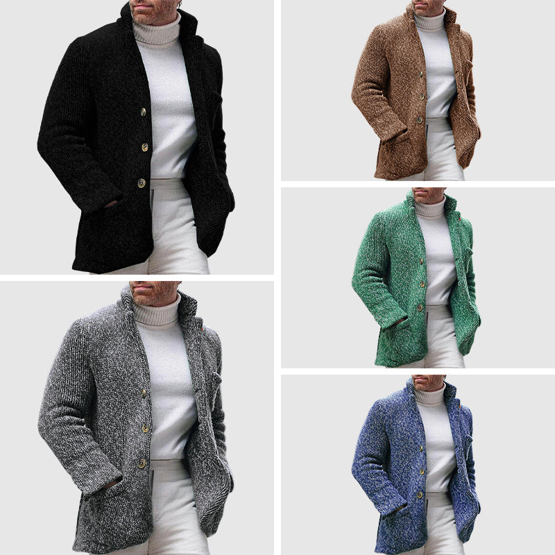 Høst- og vinterklar herre cardigan i chunky strikk med ståkrage. Perfekt som lag på lag.