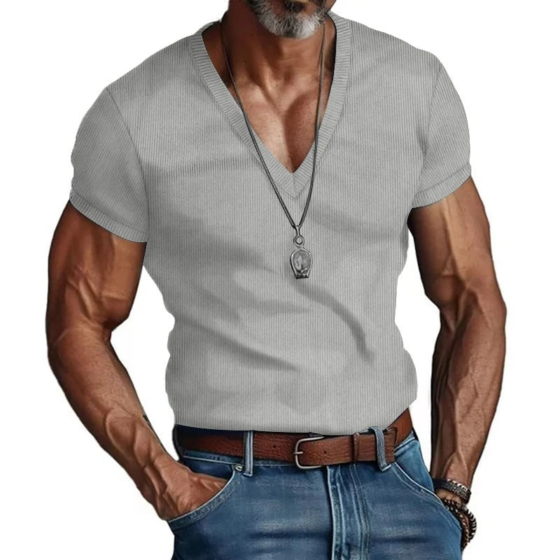 Moderne V-hals t-skjorte for menn. Strukturert design, slim fit for en skarp look.