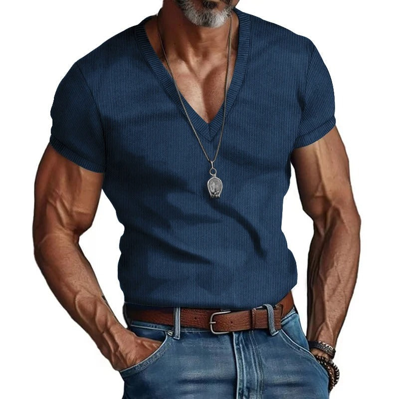 Sommerklar herre t-skjorte. Teksturert V-hals, kortermet og komfortabel slim fit.