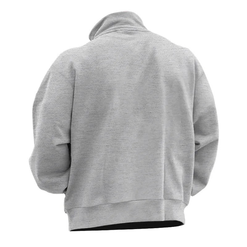 Mann nyter naturen i sin komfortable herre sweatshirt med halv glidelås, allværsgenser.