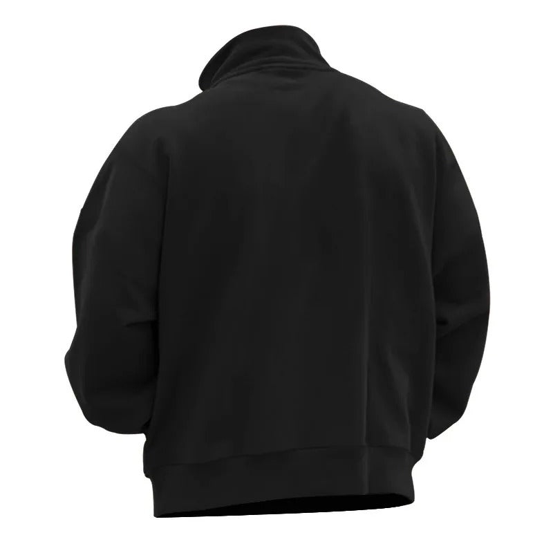 Avslappet herre i sweatshirt med halv glidelås, perfekt for hjemmekos og stilfull hverdag.