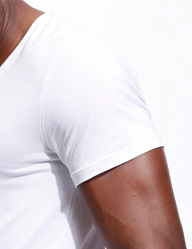 Elastisk slim fit herre t-skjorte med dyp V-hals for optimal komfort og bevegelsesfrihet.