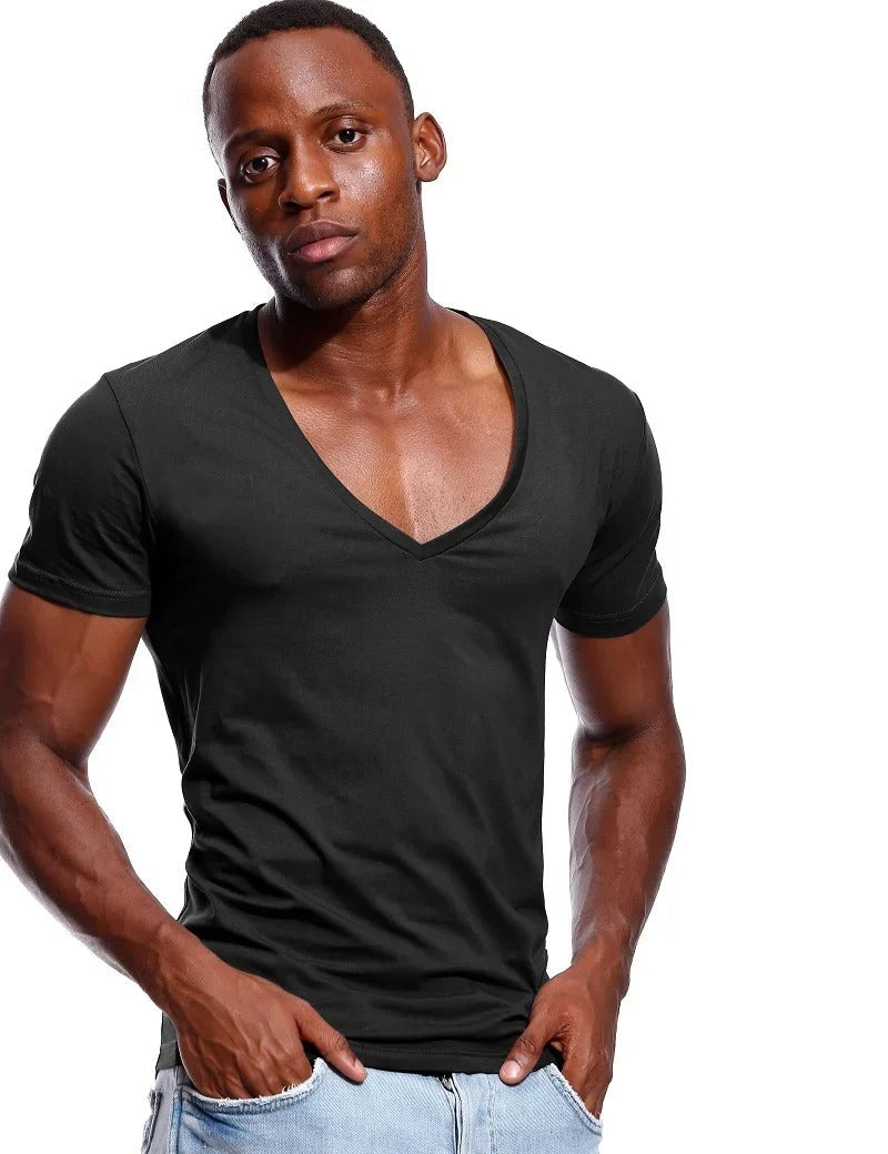 Nærbilde av den dype V-halsen på en myk, hvit slim fit herre t-skjorte.