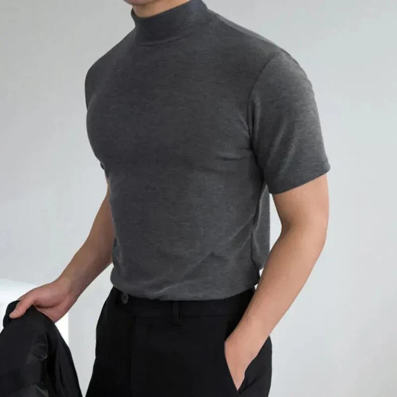 Klassisk herre t-skjorte i bomull med høy krage. Perfekt for casual hverdagsbruk, stilren.
