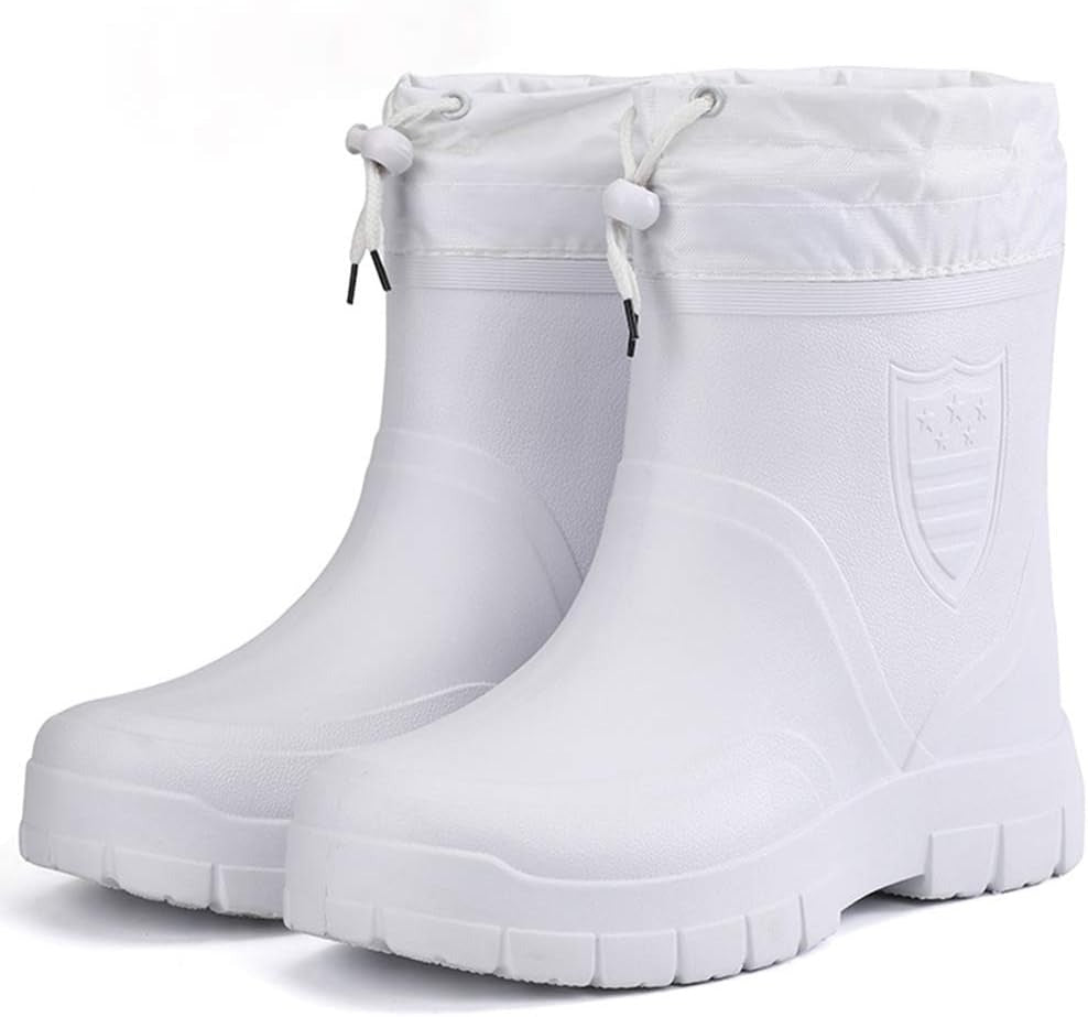 Mann går i snø og regn med robuste vanntette termiske vinterstøvler, holder føttene varme og tørre.