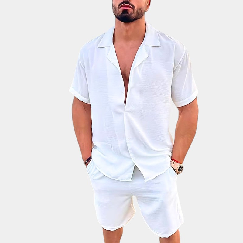 Stilig herre V-hals skjorte og shorts sett. Komfortabelt sommerantrekk for menn, ideelt for strand & hverdag.