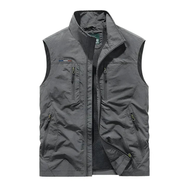 Stilfull svart herre bodywarmer, vannavstøtende for sporty utendørsbruk. Varm vest for fritidsbekledning.