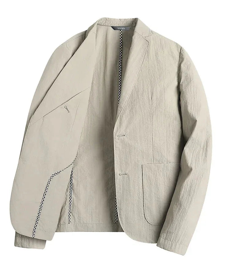 Lett herreblazer for vår og sommer, gir et stilig preg til ethvert antrekk med sin moderne passform.