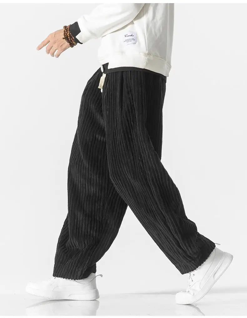 Stablede komfortable herrebukser. Rette bukser med løs passform for moderne herreklær og casual stil.