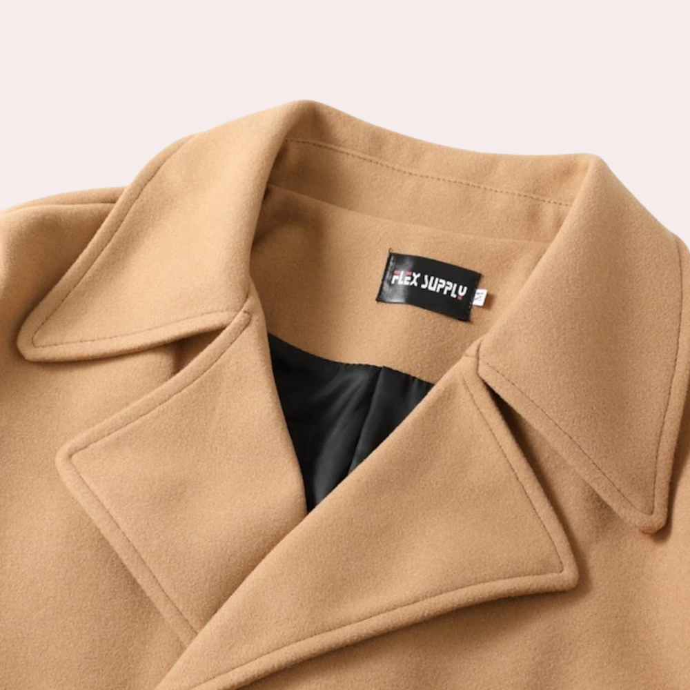 Moderne khaki herrefrakk med tidløst snitt, enkel å style for jobb og fritid.