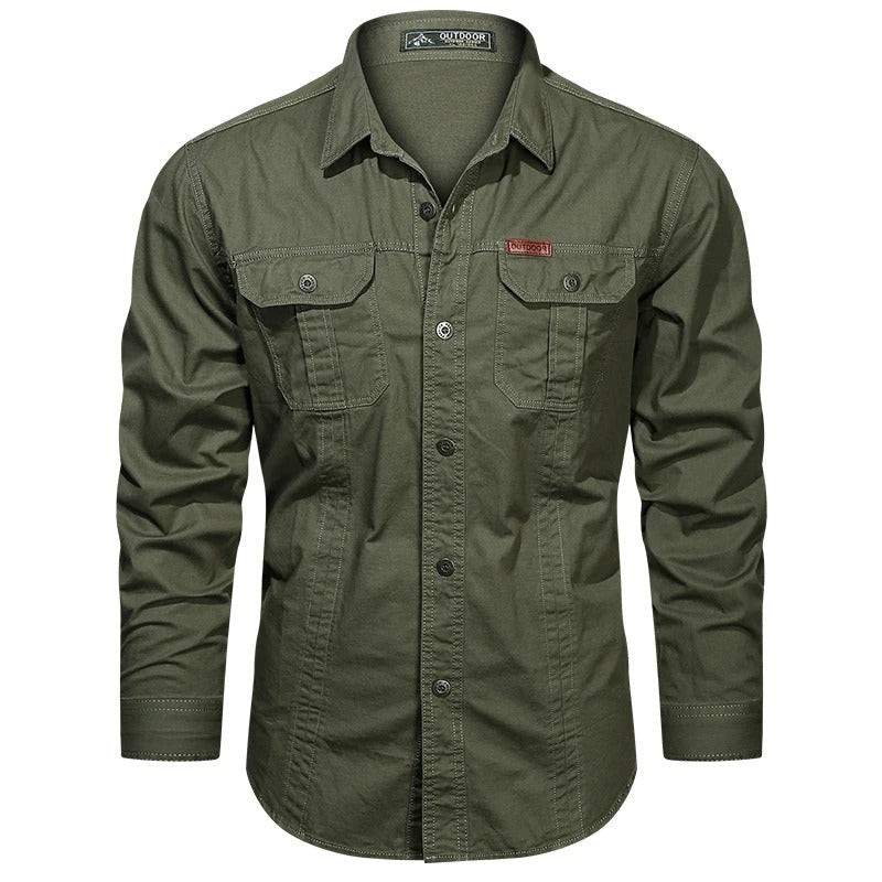 Utendørsscene med en mann i en komfortabel, langermet herre cargoshirt i bomull i khaki