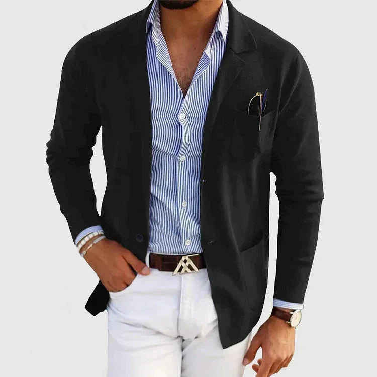Nærbilde av stoffet på en høykvalitets herreblazer med slag og knappdetaljer.