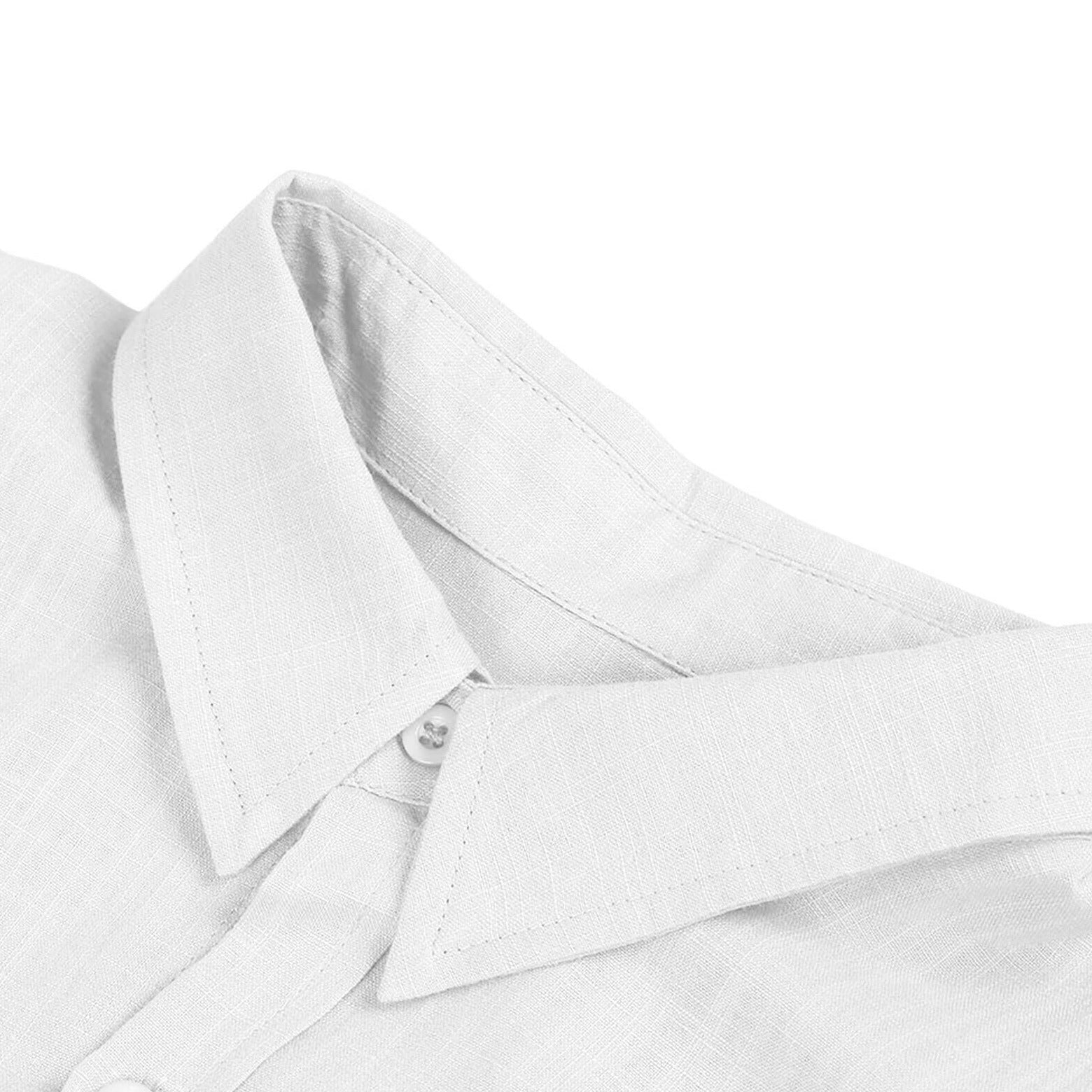 Nahaufnahme des Kragens eines Herren Poloshirts in Beige, mit Kontraststreifen