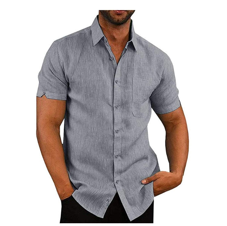 Nahaufnahme eines Herren Kurzarm-Poloshirts in Grün, mit feiner Piqué-Webung