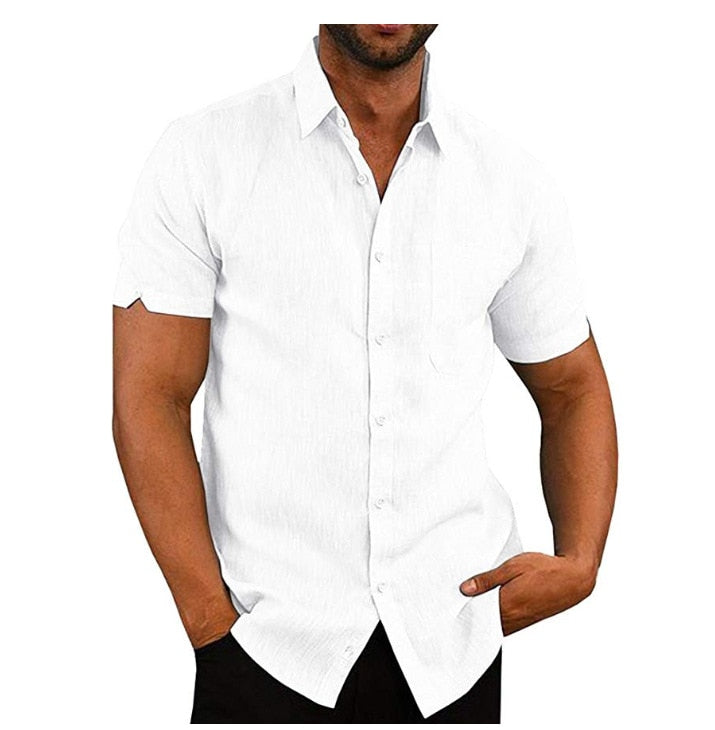 Mann trägt ein graues Kurzarm Poloshirt, kombiniert mit Jeans, Freizeit-Look