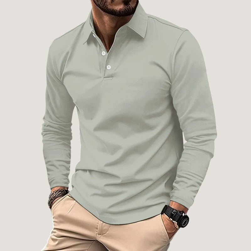 Mann trägt ein Langarm Polo-Shirt in Weiß, passend für elegante Freizeit & Büro